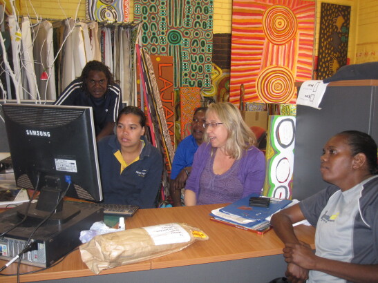 Lajamanu, July 2011 / Warlpiri staff learning how to annotate ODSAS / Barbara Glowczewski / Warnayaka arts, Lajamanu