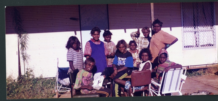 Lajamanu 1997 / Young Lajamanu girls / Barbara Glowczewski / Lajamanu, visitors' house