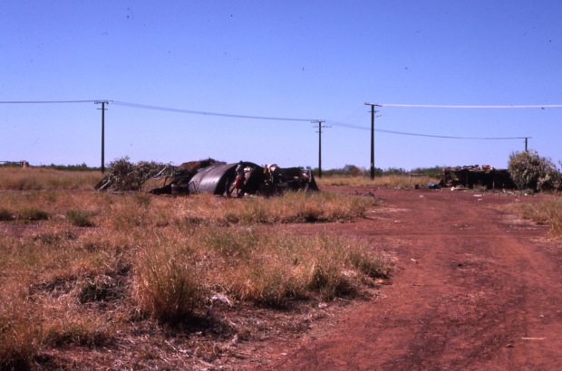 Life and youth in the Lajamanu camps 1984  / Jangala's camp, 'humpie' / Barbara Glowczewski / Lajamanu, Central Australia