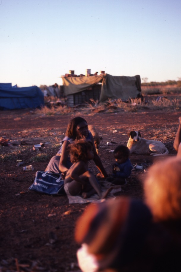 Life and youth in the Lajamanu camps 1984  / Napangardi and Nangala / Barbara Glowczewski / Lajamanu, Central Australia