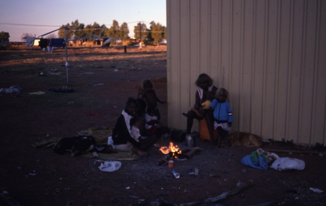Life and youth in the Lajamanu camps 1984  / Agnes Napanangka / Barbara Glowczewski / Lajamanu, Central Australia