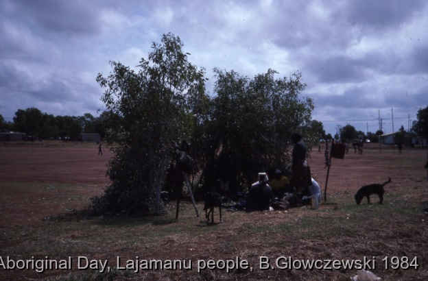 NAIDOC: National Aboriginal Day, Lajamanu and Katherine, 1984 (photos) / Men's shade. Children and adults celebrate the end of School / Barbara Glowczewski / Lajamanu, Tanami Desert, Central Australia, NT