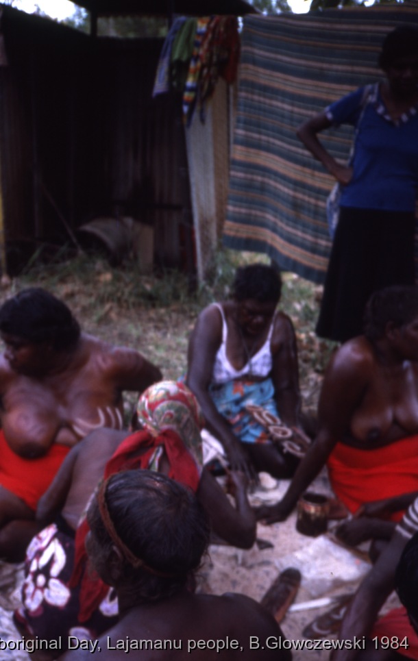 NAIDOC: National Aboriginal Day, Lajamanu and Katherine, 1984 (photos) / Women get prepared for Jurntu purlapa. Public performance for NAIDOC / Barbara Glowczewski / Mimi arts, streets and park of Katherine, NT