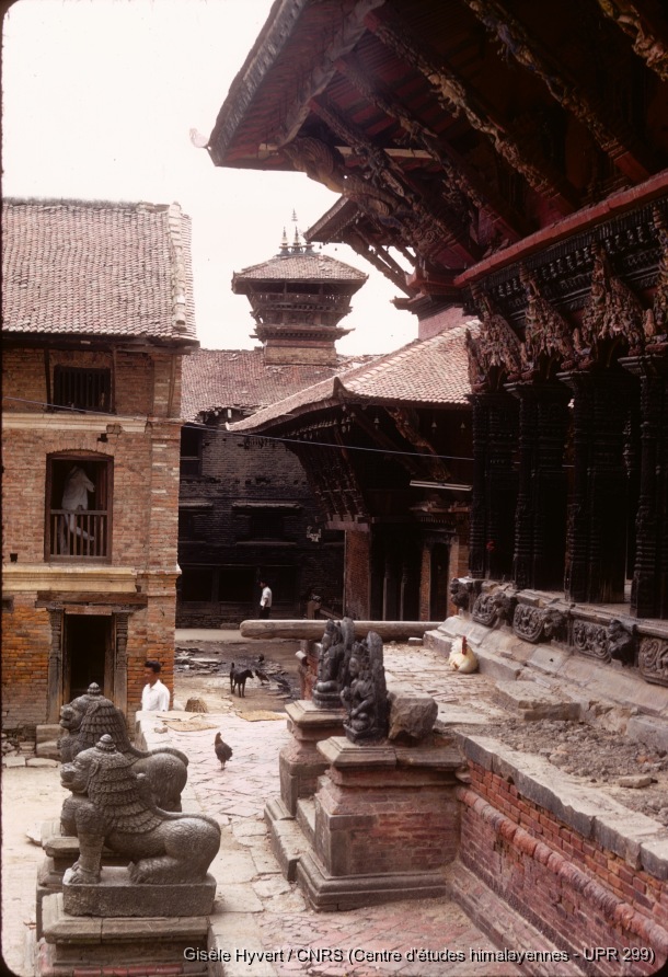 Vallée de Kathmandu c.1970 / Arrières des temples de Vishwanath et de Bhimsen.  / Hyvert, Gisèle  / Patan, Durbar square, Mangal bazar (Lalitpur district), Népal 