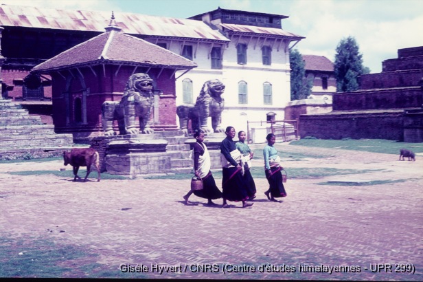 Vallée de Kathmandu c.1970 / Femmes Jyapu (caste des agriculteurs) devant le temple de Vatsala devi et le palais royal de Bhaktapur.   / Hyvert, Gisèle  / Bhaktapur, Durbar square (Bhaktapur district), Népal 