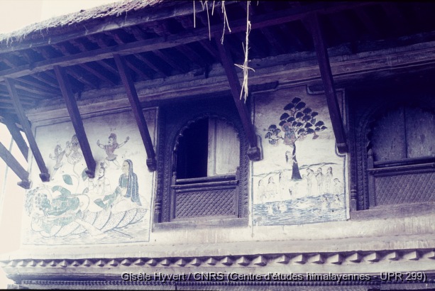 Vallée de Kathmandu c.1970 / Peintures figurant Vishnu couché et Krishna avec les gopi sur un bâtiment situé juste à côté du temple de Krishna sur l'Indreshwar ghat.  / Hyvert, Gisèle  / Panauti (Kavrepalanchok district), Népal 