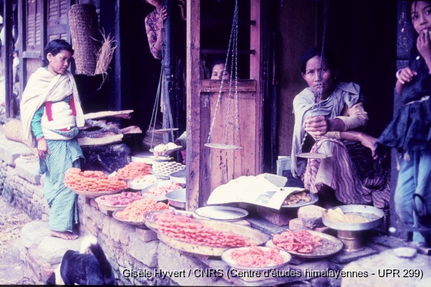 Vallée de Kathmandu c.1970 / Échoppe de sucrerie.  / Hyvert, Gisèle  / Panauti (Kavrepalanchok district), Népal 