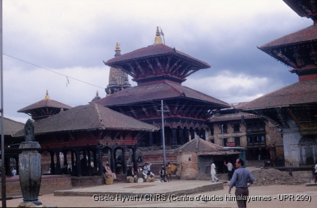 Vallée de Kathmandu c.1970 / Abri du Mani mandapa en face des temples de Vishwanath, de Krishna et de Char Narayan.  / Hyvert, Gisèle  / Patan, Durbar square, Mangal bazar (Lalitpur district), Népal 