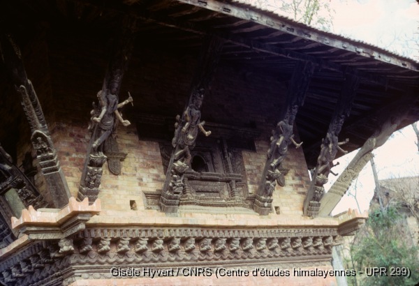 Vallée de Kathmandu c.1971 / Aisseliers en bois sculpté du temple de Narayan.  / Hyvert, Gisèle  / Banepa, Dacchu tol (Kabhre district), Népal 