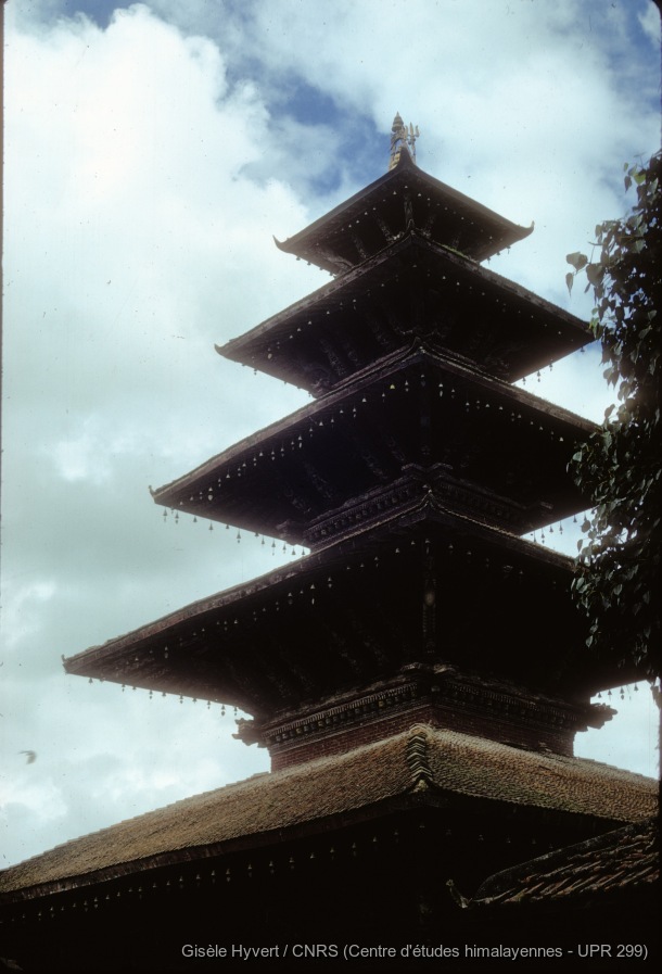 Vallée de Kathmandu c.1972-1975 / Toiture du temple de Kumbeshwar.  / Hyvert, Gisèle  / Patan (Lalitpur district), Népal 