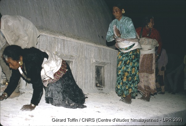 Album Tamang (1974-1985) / Nouvel An tibétain fêté par les Tamang au stupa de Bodnath (hiver 1974) : circumambulation avec prostration autour du stupa (partie supérieure) et offrande de lumière aux divinités situées dans les niches  / Toffin, Gérard  / Bodnath (Kathmandu district), Népal 