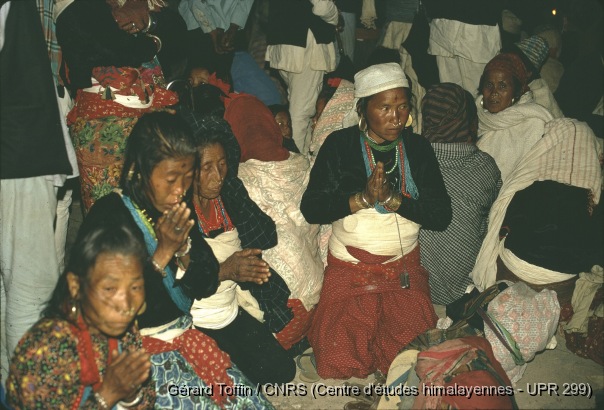 Album Tamang (1974-1985) / Nouvel An tibétain fêté par les Tamang au stupa de Bodnath (hiver 1974) : femmes Tamang en prière  / Toffin, Gérard  / Bodnath (Kathmandu district), Népal 