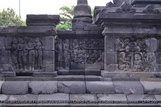 Borobudur > Galerie I > Balustrade supérieure : Histoire d'un hors-caste (?) / Borobudur > Galerie I > Balustrade supérieure : Histoire d'un hors-caste (?) / Dollfus, Pascale; Jacquesson, François /  Indonesia/ Indonésie