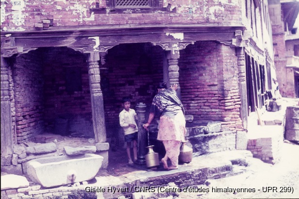 Vallée de Kathmandu c.1970 / Corvée d'eau.  / Hyvert, Gisèle  / Bhaktapur (Bhaktapur district), Népal 